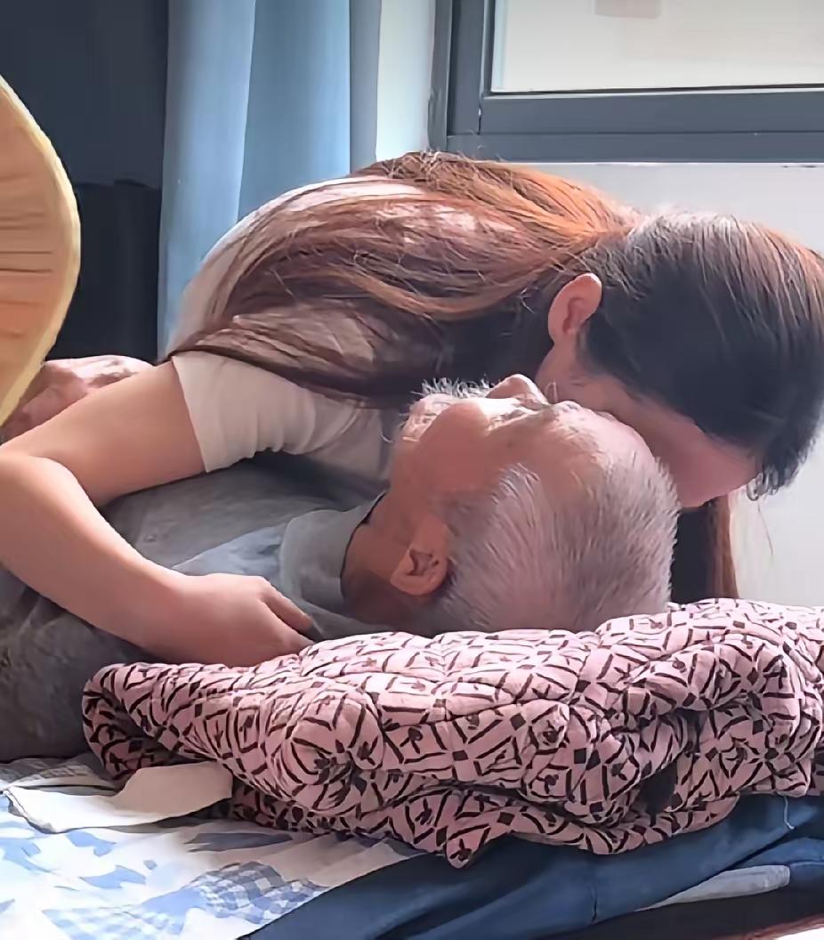 孙女去看望生重病的白发爷爷，爷爷说出的一句话，让孙女瞬间泪目了。孙女接到奶奶打