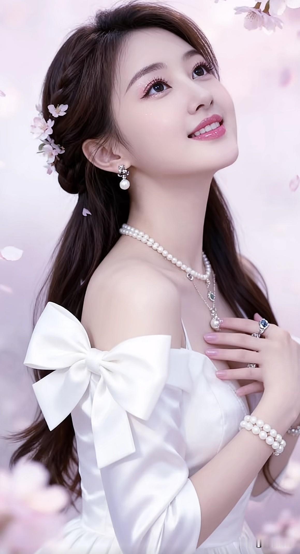 温柔甜美的仙女风，粉色花瓣与珍珠项链相映成趣，宛如梦幻中的公主。淡粉色花瓣粉色