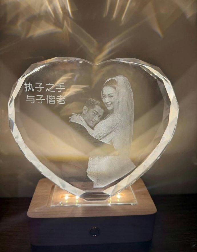 水晶摆件是方媛买的水晶摆件不是郭富城买的是我们误会郭富城的品味了😂