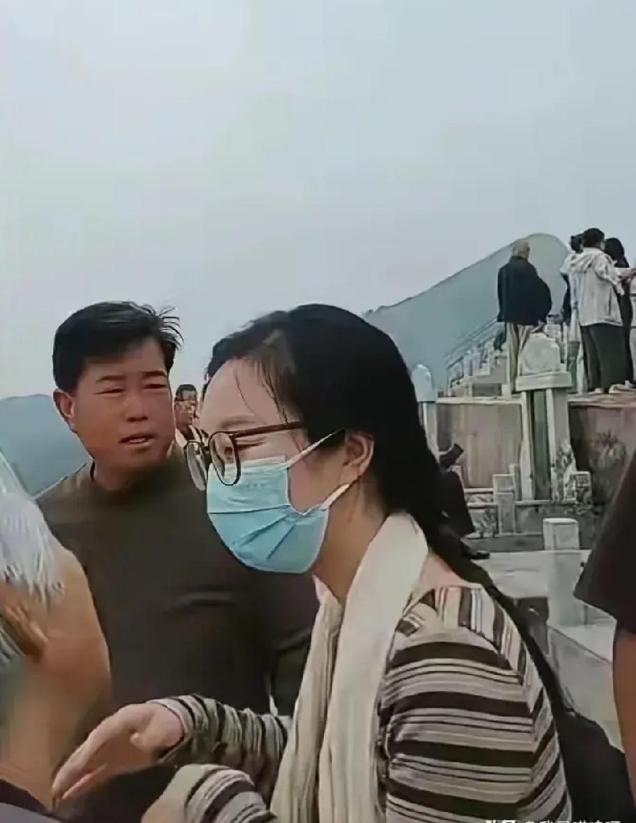 郭爸在长达6年多的非议中抑郁成疾，离开了人世，有网友拍到儿媳妇田静出现在送别仪式