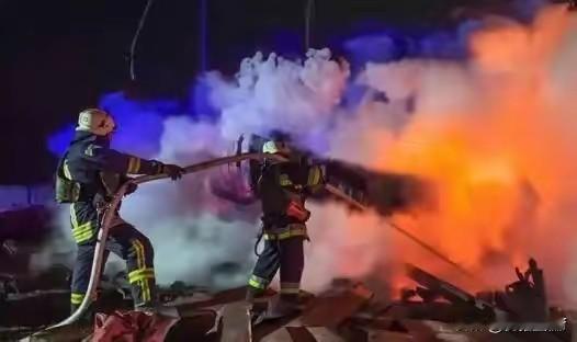 俄军今天凌晨又对乌克兰发动了一波狠的，导弹和无人机一口气扔了三百多枚，首都基辅和