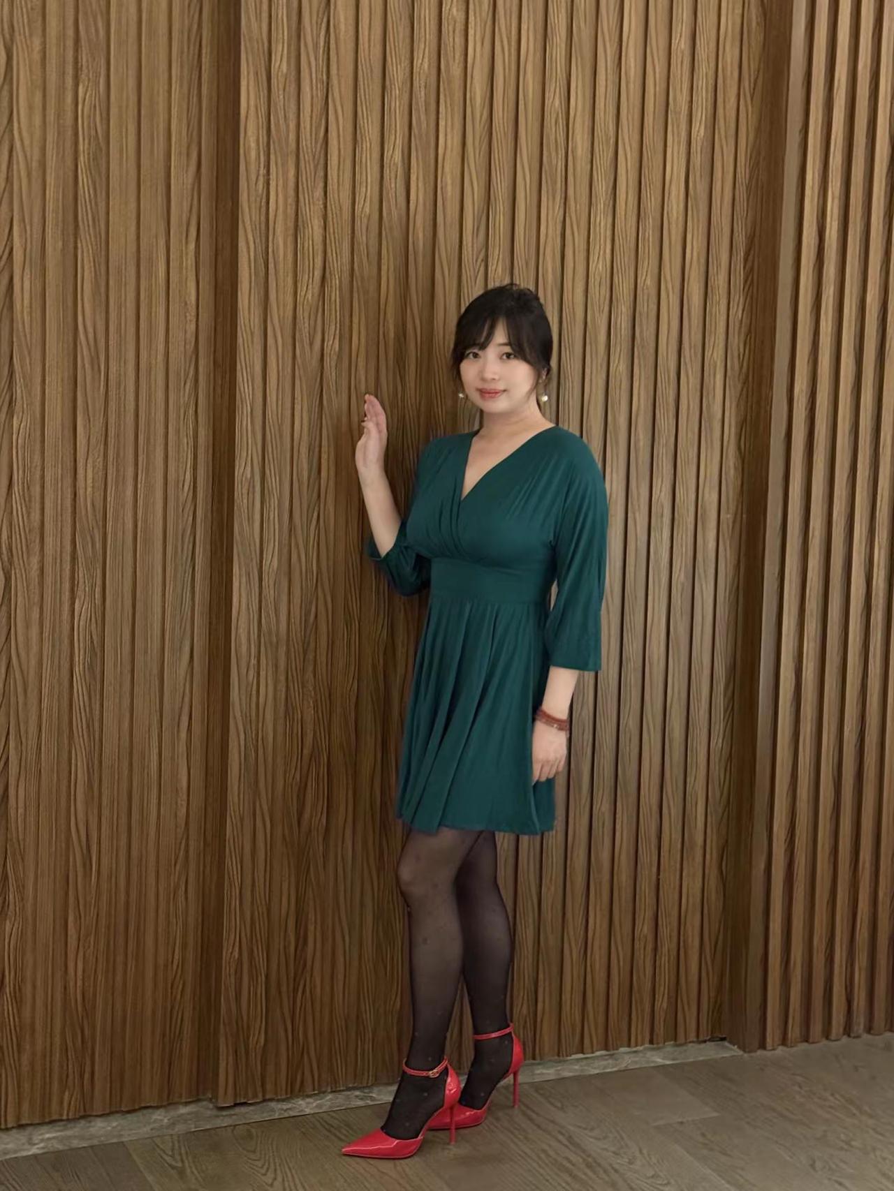 绿裙子。小时候开始就很喜欢绿裙子，红绿配呀。感觉至上御姐高跟鞋