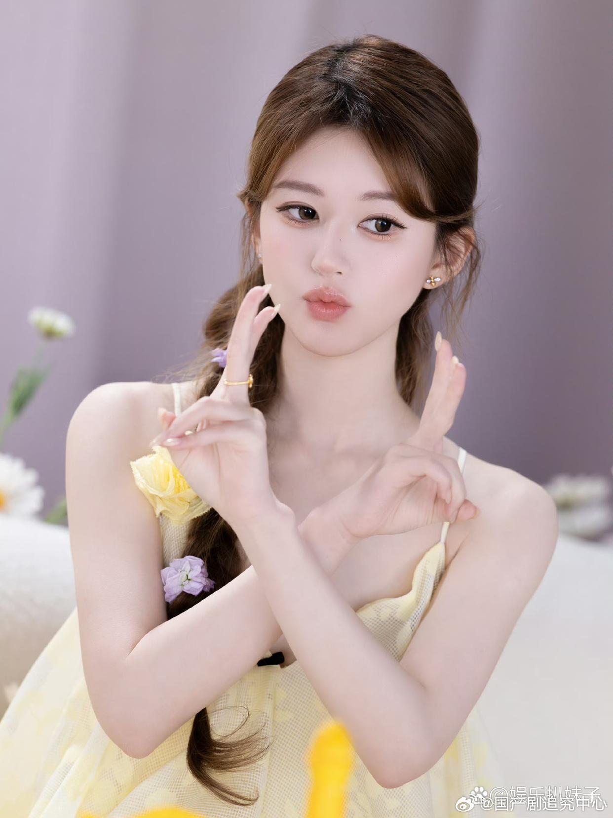 1.赵露思有个闺蜜，现在就跟着她工作，被她签到了自己的工作室。2.马思纯透露她和