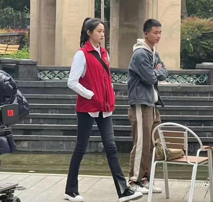 关晓彤分手之后尺度越来越大了，穿衣服也是越来越大胆了。之前跟鹿晗在一起的时候，