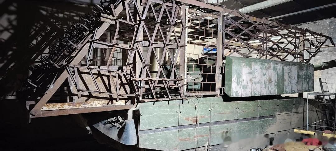 俄军T-72B3装备了使用农用钢齿耙制成的防无人机笼。