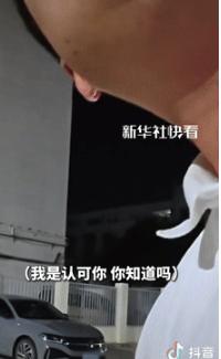 “看哭了！”9月23日广东一小伙因父亲生病需要钱，晚上出来兼职代驾，乘客大哥得知