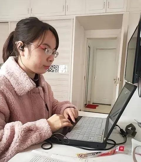 人真得信命。我为了考教师编制，大三就开始复习，每天泡在图书馆，题本做了一大堆，
