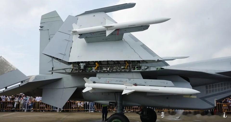 J15舰载机的折叠设计很有特点，折叠机翼时会连带平尾一起折叠，主翼折叠段后缘襟翼