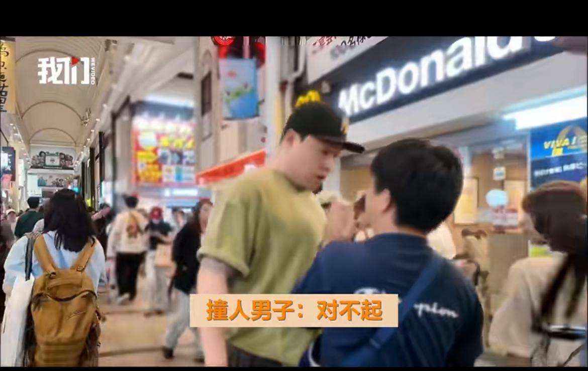 一位韩国博主在日本街头遇到的一件挺让人气愤又解气的事。这位博主平时喜欢在日本各地