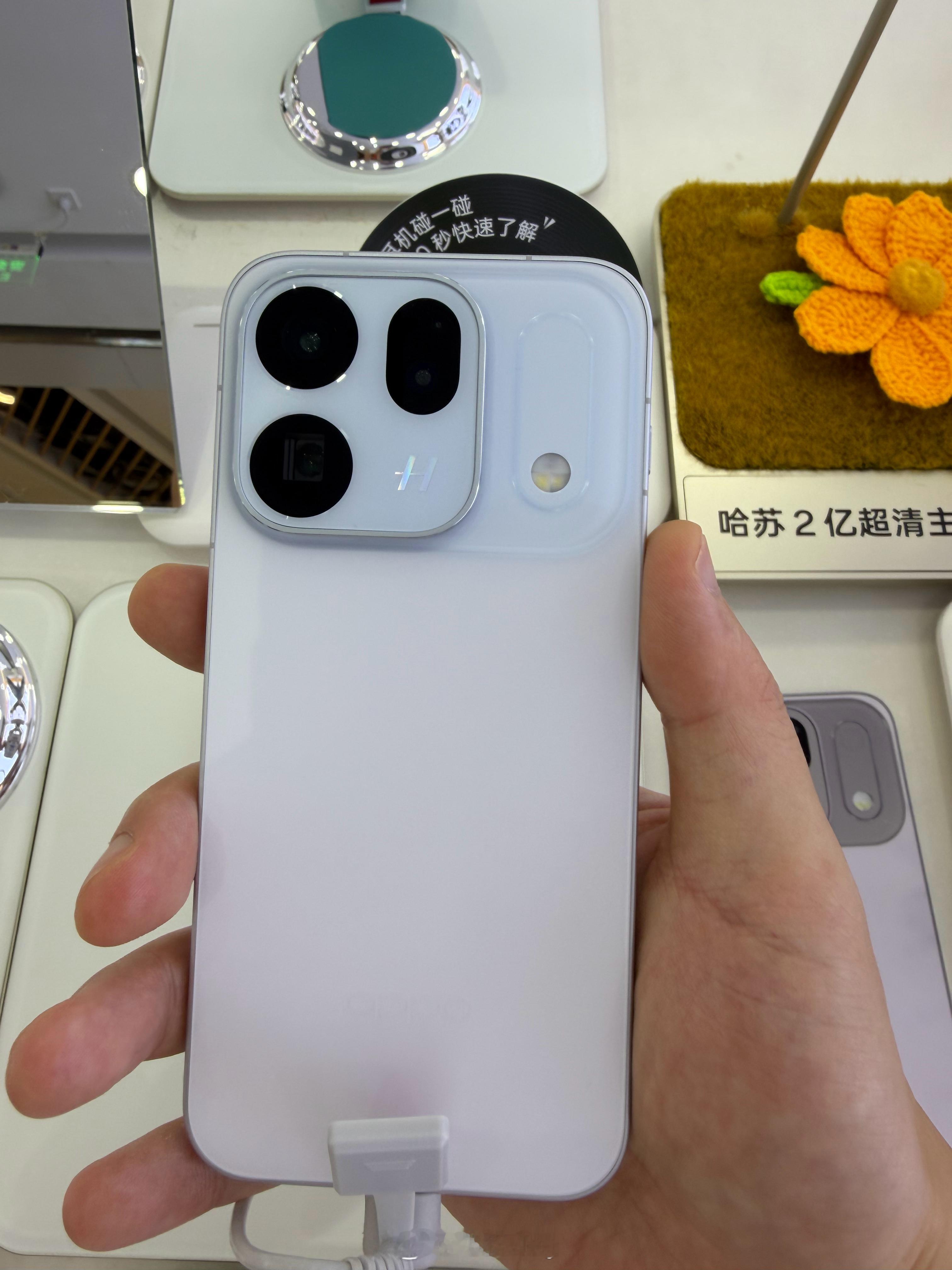 去店里订了一台OPPOFindX10标准版冰蓝。我觉得这个冰蓝超好看，虽然
