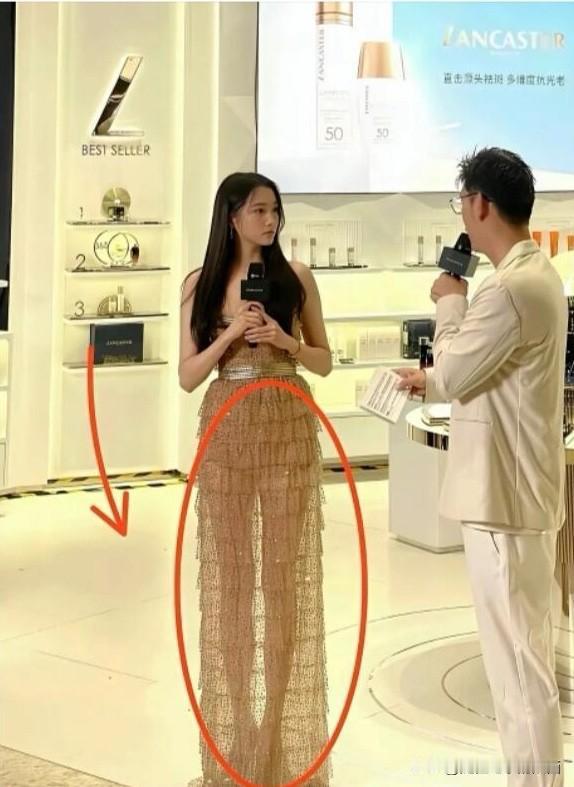 原来关晓彤现实中的脸蛋是这么小，看起来只有巴掌大小，首先看到的是脸，然后是她这笔