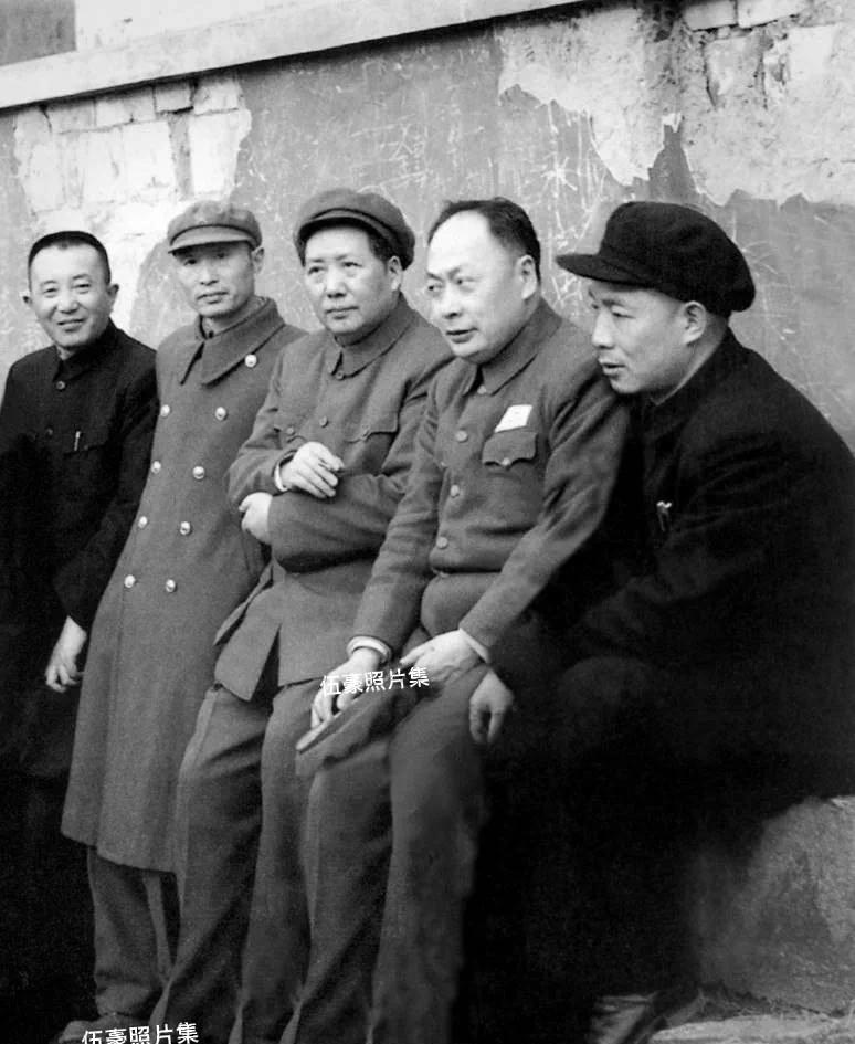 1953年2月23日，毛泽东主席在南京中山陵拜谒孙中山时与华东军区司令员陈毅（右