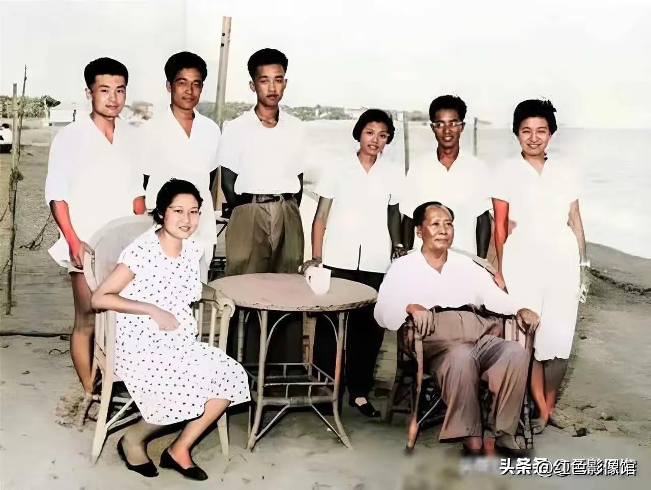 这张海边彩色老照片，是晚年毛泽东同志和身边工作人员的休闲合影。众人身着朴素便装，