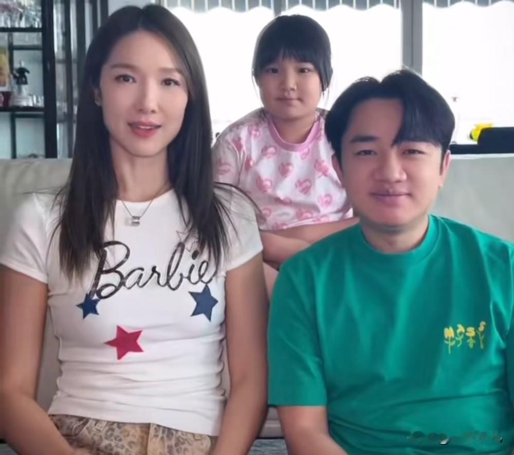 王祖蓝一家四口照王祖蓝和老婆身高差距很大，夫妻生了两个女儿，一个女儿胖一些
