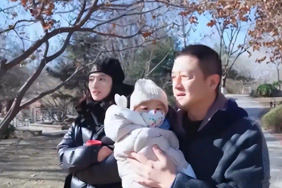 海哈金喜终于要带女儿回大凉山过年了，整整四年都没有回去，这几年一直在北京陪伴着李