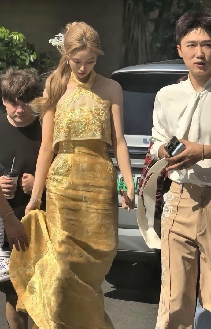 一直觉得徐艺洋的身高没什么，直到看到她和别人同框才发现原来她这么高的吗​​​