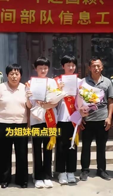 7月10号那天，山东菏泽曹县一个普通人家门口，来了两辆军车。车上下来的人，肩