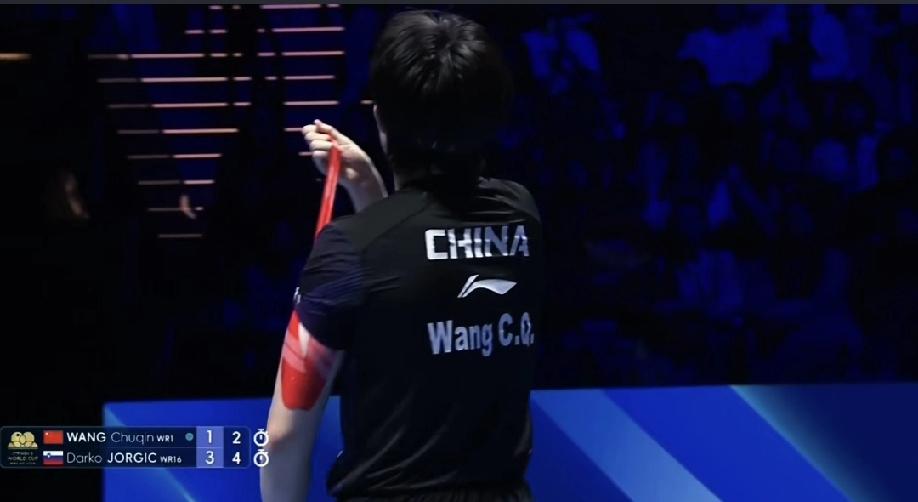 王楚钦把肌贴一撕球迷知道他这次真的豁出去了这场比赛他破釜沉舟一搏，不仅是为了