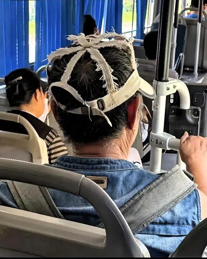 大姨手作的帽子很亮眼