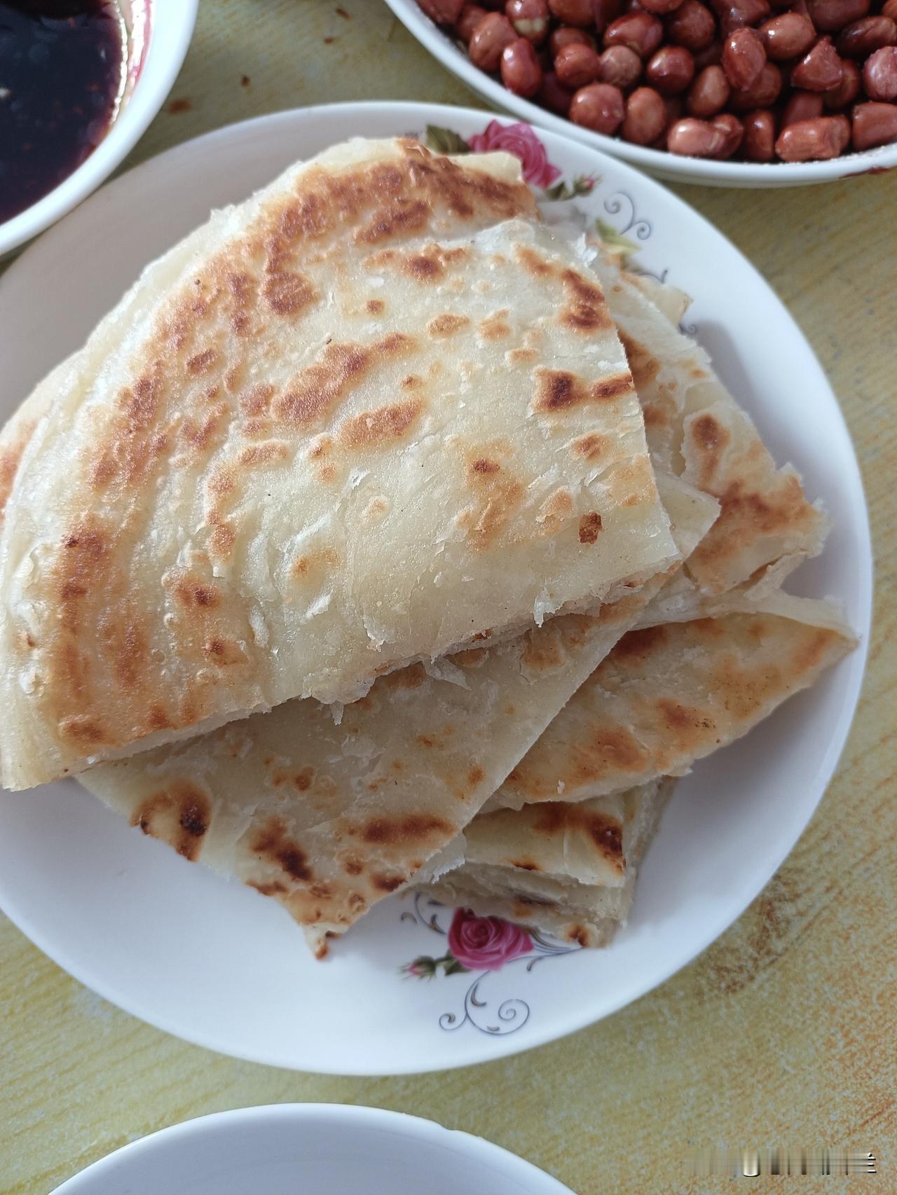 今天中午吃烙大饼，吃烙饼就要吃炖菜，我家蚕豆也可以吃了，再不吃就怕老了，今天就吃
