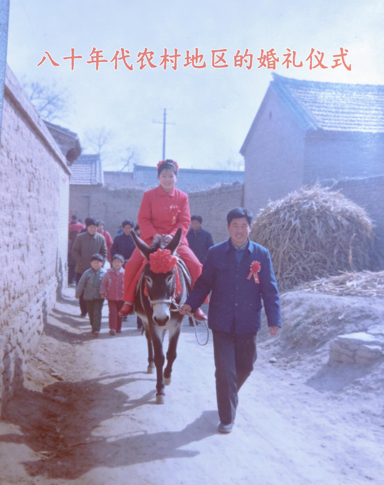刷到这张八十年代农村娶亲的老照片，瞬间被戳中内心最柔软的地方。没有豪车车队，没有