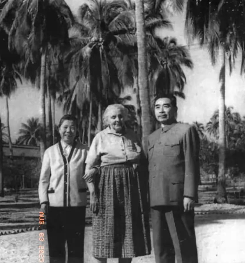 珍藏版历史照片。1960年2月，周恩来总理和夫人邓颖超，在海南岛同美国著名进步