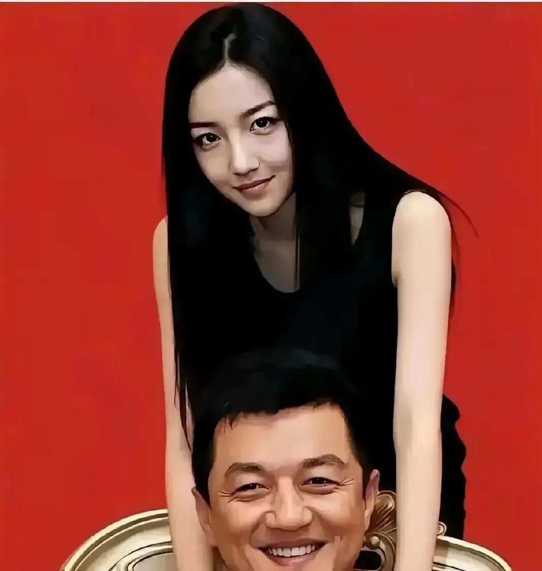 王菲20岁的女儿李嫣在伦敦萨默塞特宫办了自己的个人插画展，42幅作品全部卖光，她