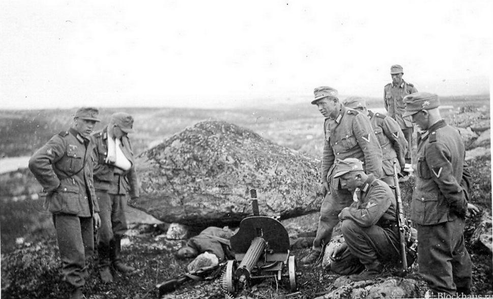 德国山地部队士兵在牺牲的苏联机枪手遗体旁，画面中央的武器是一挺苏制M1910