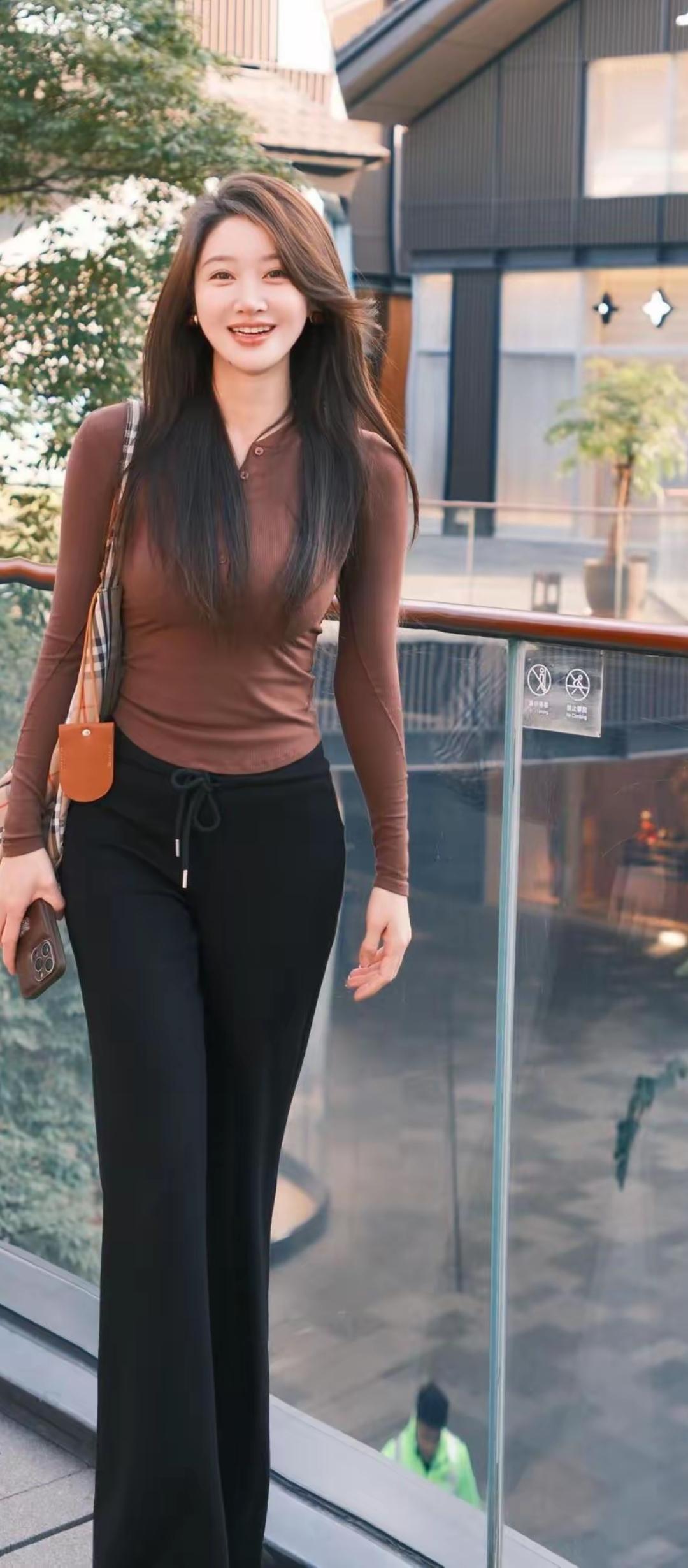 长袖拂清风，笑颜映日红。