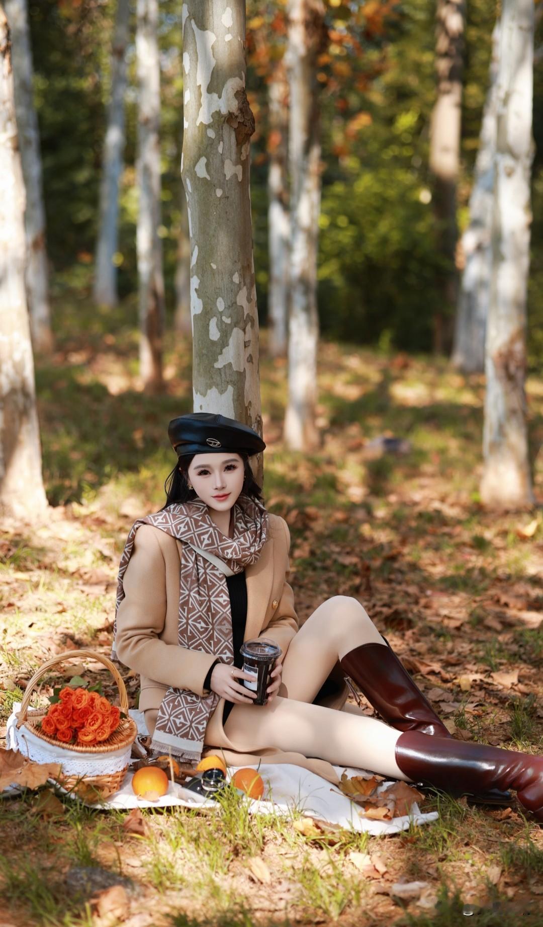 秋日，美女与自然共饮，享受宁静时光。