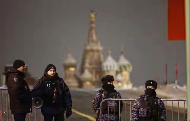 2026年初莫斯科可太不太平了！乌克兰一波波无人机饱和打击袭来，近500架无人机