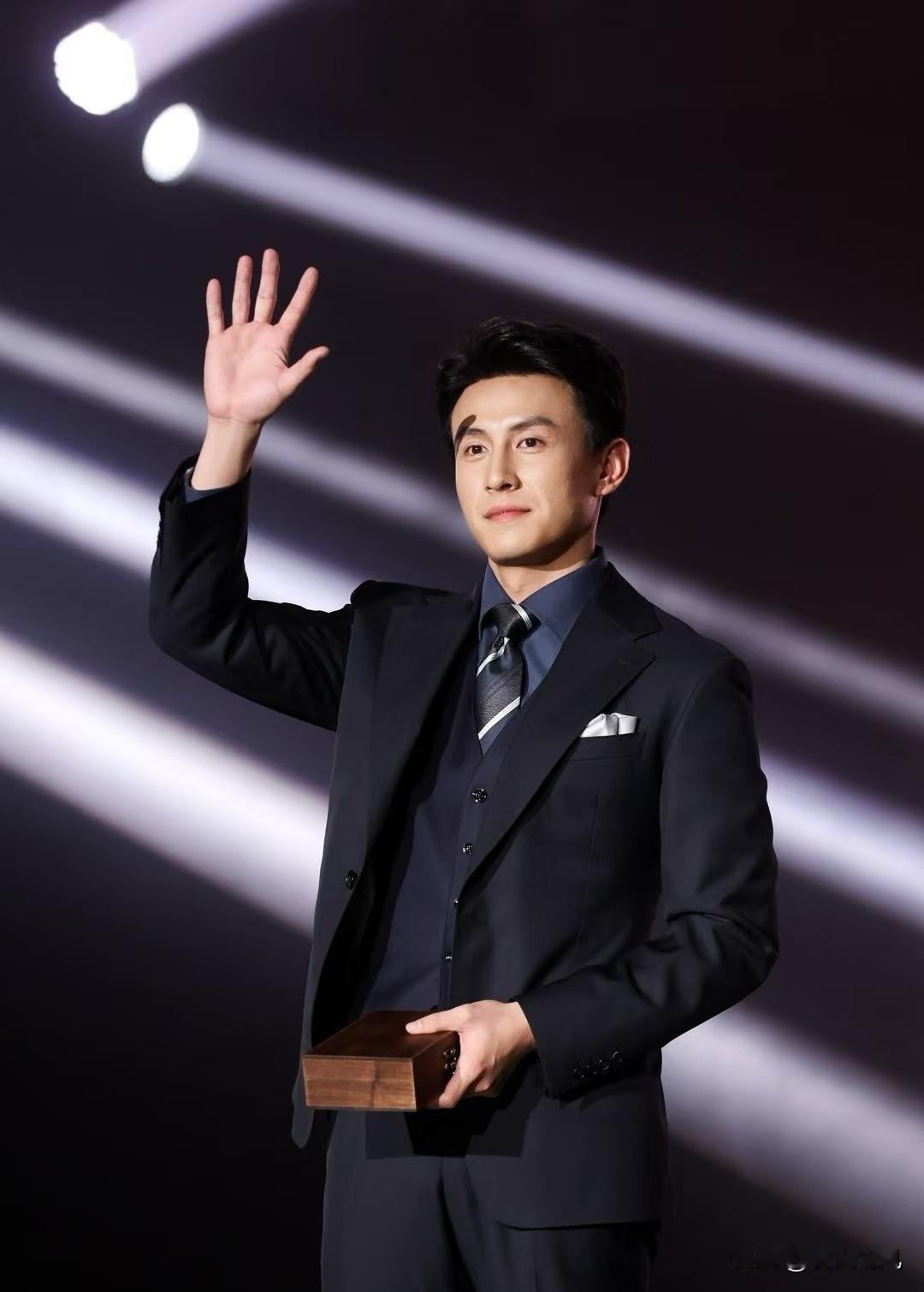 刘萧旭这次盛典的西装马甲造型，倒是挺有港风复古那味儿。不过，眼尖的网友开始琢