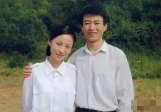袁立前夫赵岭，现在是一位优秀的配音演员，家庭低调幸福。他早年与袁立因拍摄电视剧