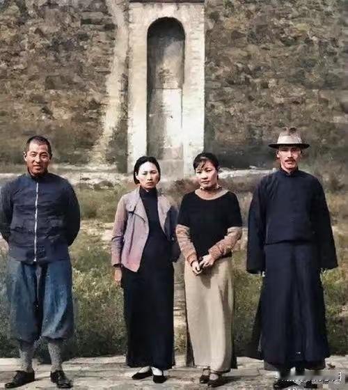 王铎：张学良与蒋介石张学良与于凤至，陪同蒋介石和宋美龄一起爬山。