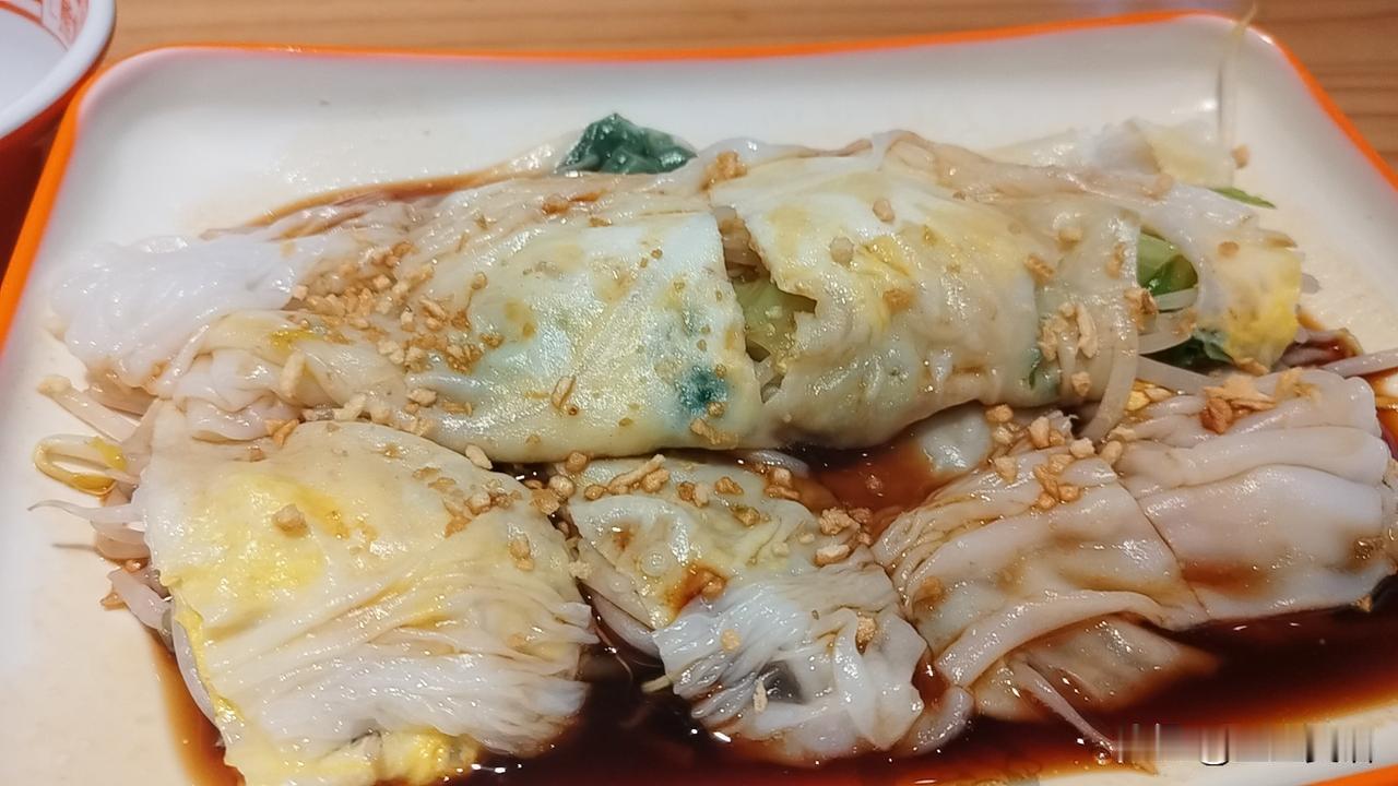 这冰天雪地，刺骨寒风，高一娃和她的吗妈背着大书包，急行军一般，奔向那学习的方向…