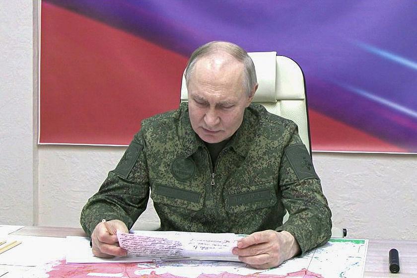 信号极度危险！普京突然脱下西装，换上戎装。这个动作，比一千句外交辞令都要狠，它直