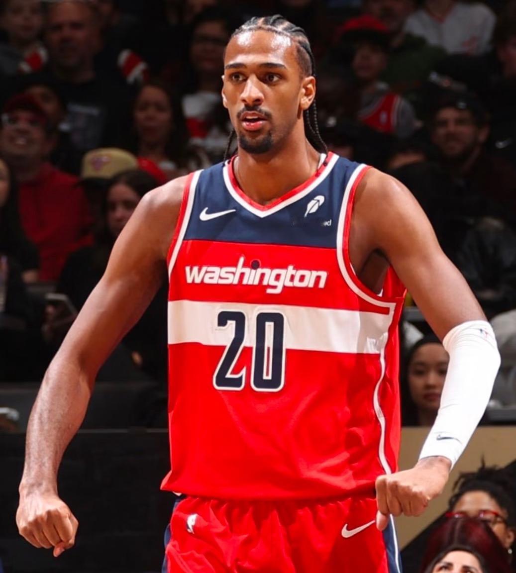 去年的榜眼和探花都飞速进步了，就差状元里萨谢了1、萨尔——24届榜眼秀，本赛季