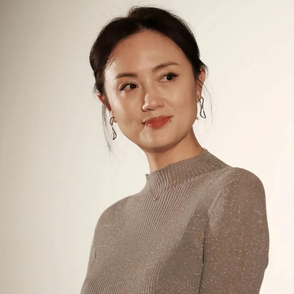 演员朱媛媛说：“我们每次下了表演课，不是唐旭背着我，就是我背着他，要不然就是李乃