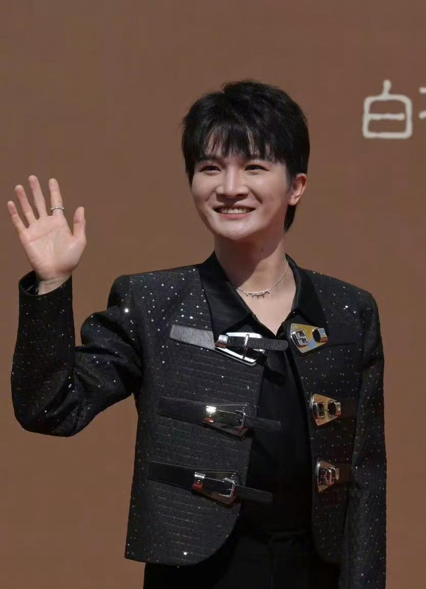 周深华表奖造型周深闪钻西装造型亮相第二十届中国电影华表奖入场式现场周深闪钻黑西装