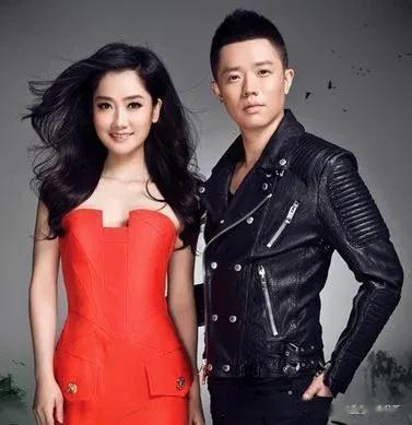 一次，凤凰传奇出演的出场费是70w，玲花和曾毅各分了30多万，分完钱后，两人各走