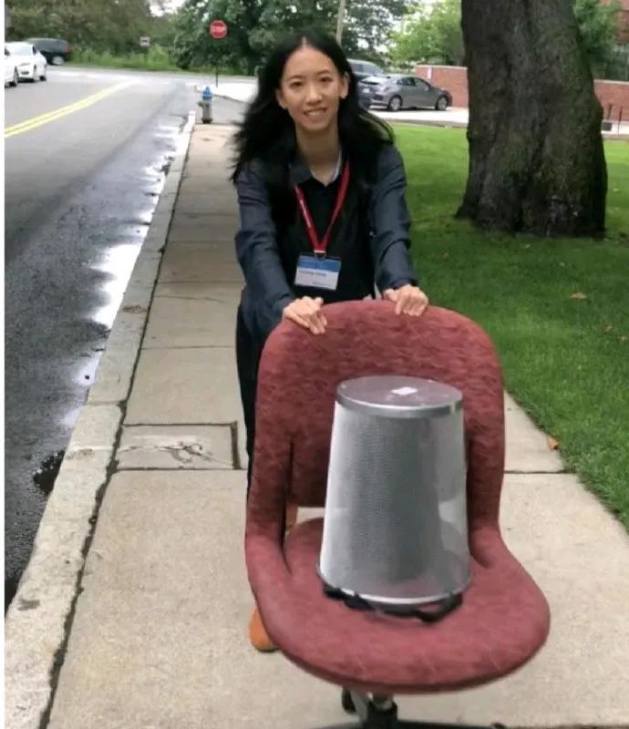 理解蒋雨融妈妈为啥要给她磕头也让她放弃在网上写小作文了！她的新发贴不但继续将母校