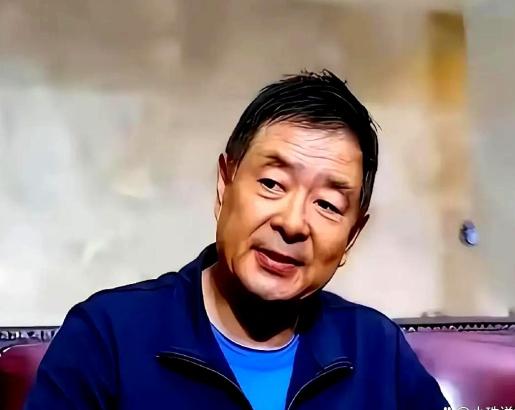 凌晨1点的北京，72岁的濮存昕在北京的老旧家属院里，用一根布绳将自己和9