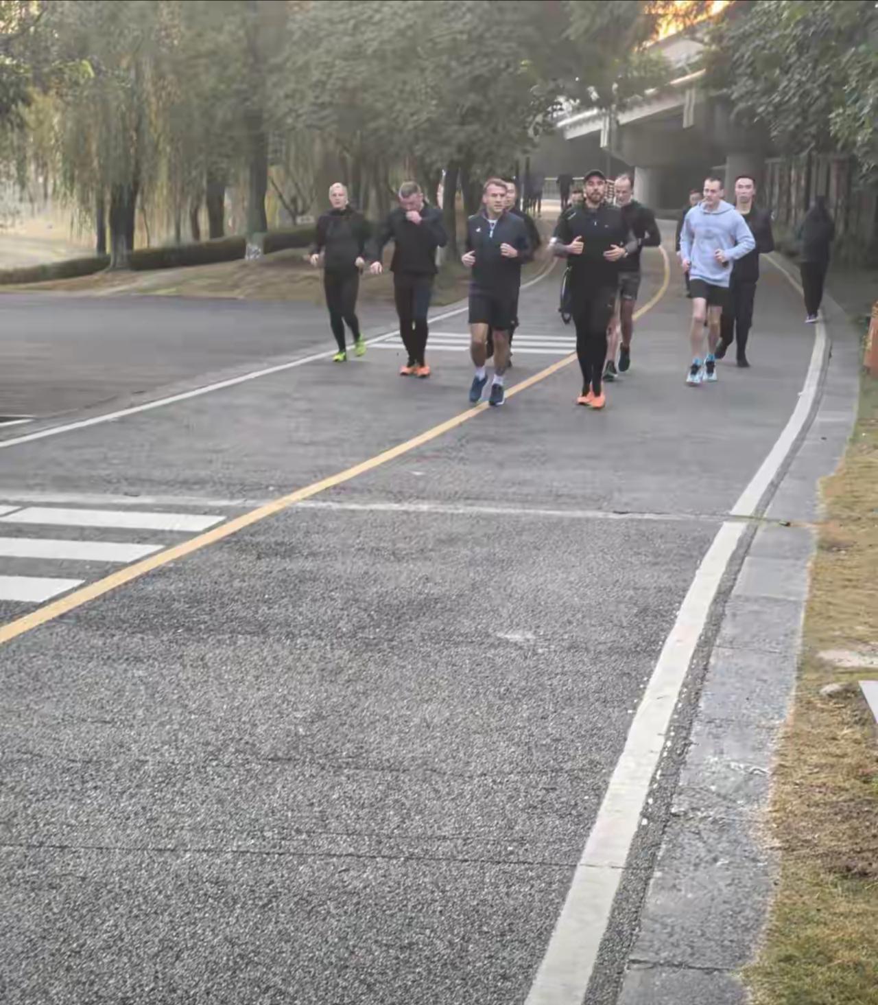 昨日晚间，马克龙及其夫人到达成都。今早，布里吉特留在酒店休息，马克龙前往户外晨