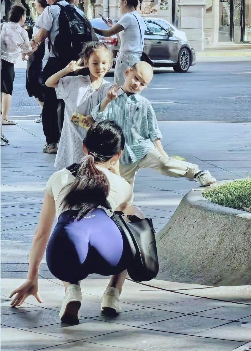 街头，给一双儿女拍张照…宝宝拍照成片带儿女游玩亲子美拍