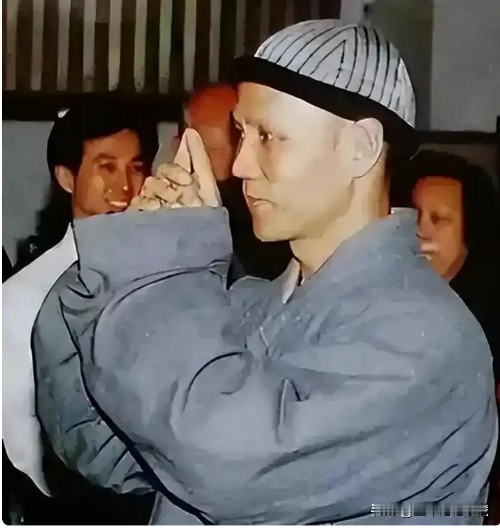 这位出家为僧的明星曾经红透大江南北，他主演的电视剧风靡国内和东南亚，为情所困，在