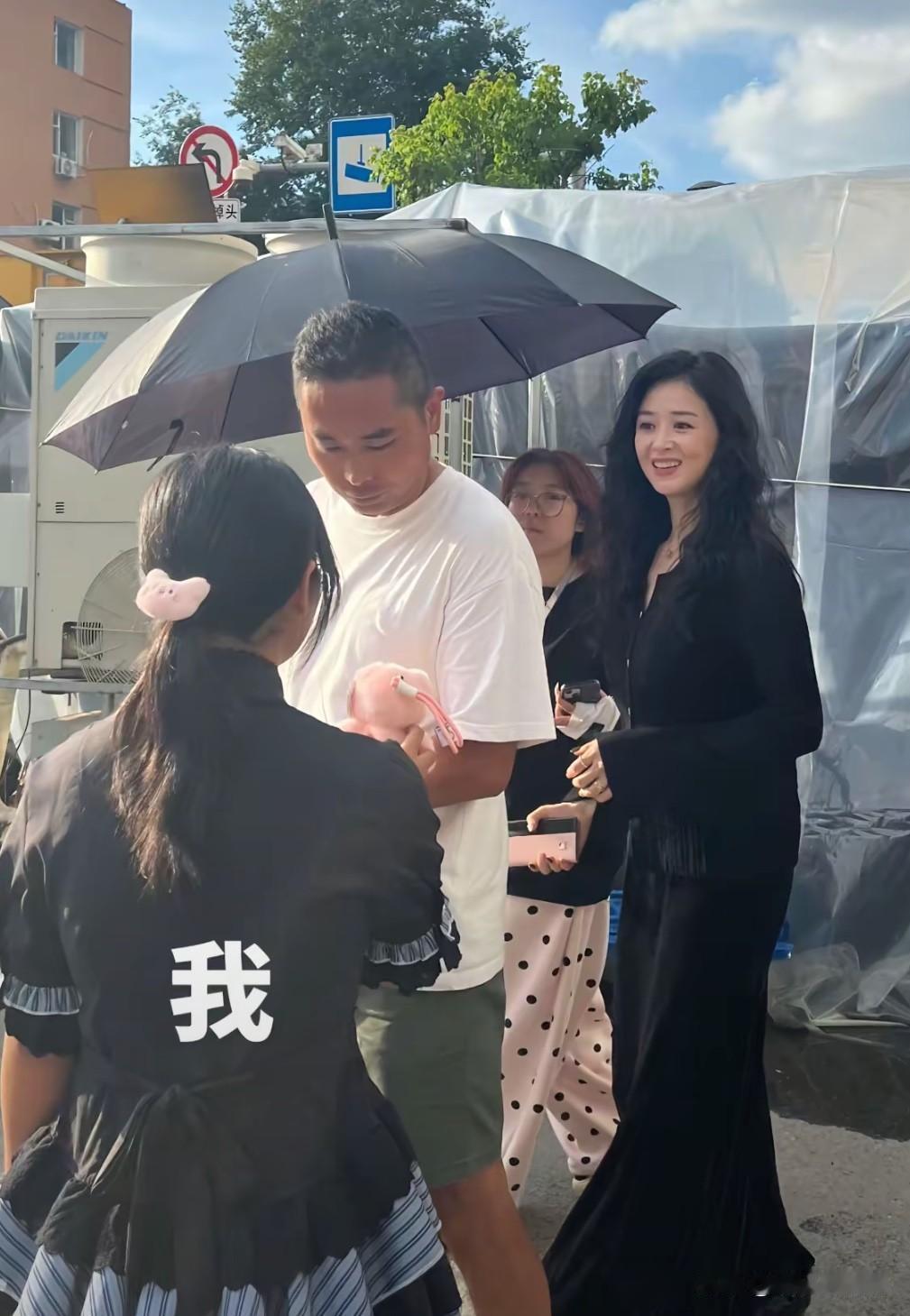 这回蒋欣是真瘦了，尤其一身黑是真的好看，身材高挑状态看着也不错，关键人还特别和