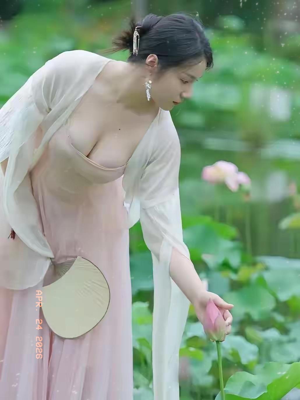 女人真正的顶级美感，从来不在精致脸蛋、苗条身材，也不靠昂贵服饰堆砌。外在的光鲜