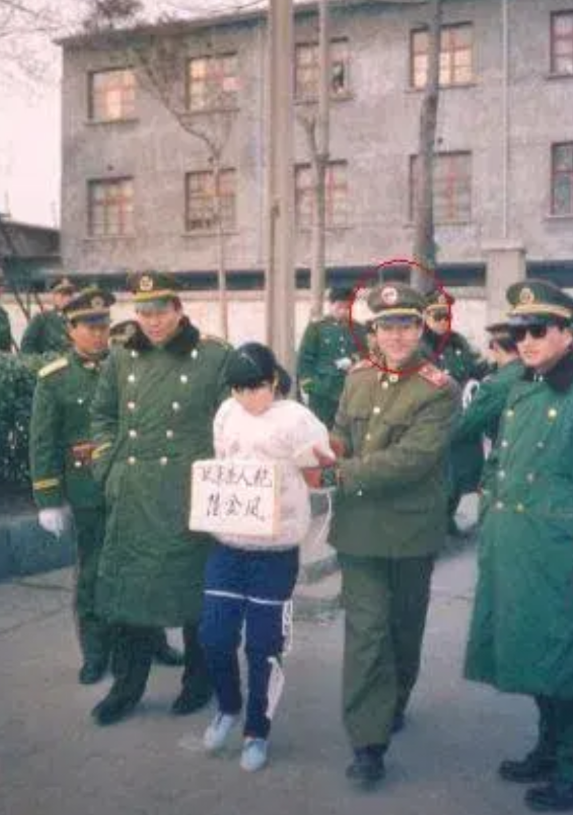 1995年，咸阳。照片中这个正在被执行枪决的女人叫陆金凤，她因为杀了自己的丈夫被