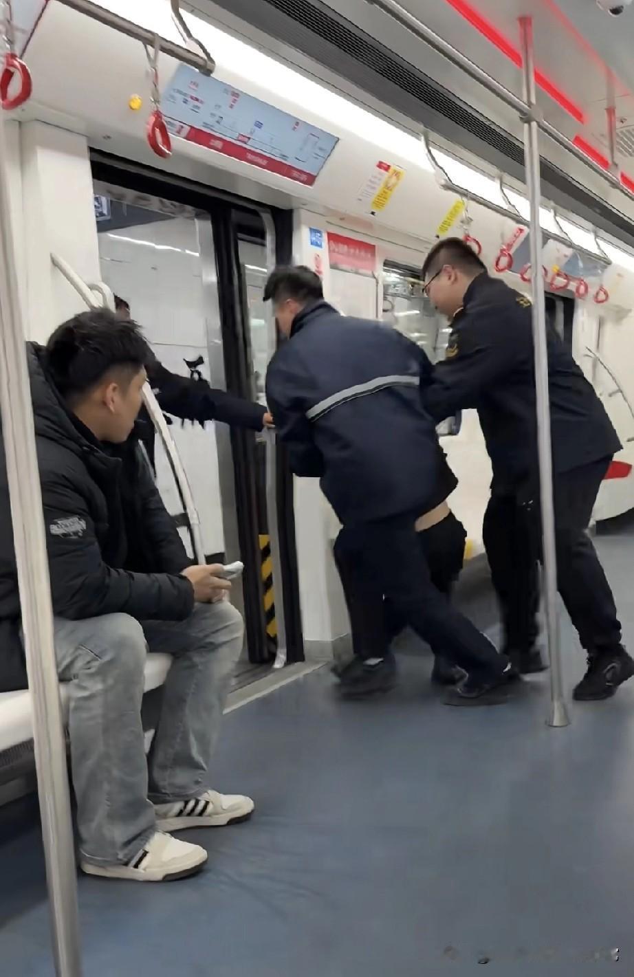 地铁里睡觉，直接被工作人员抬走！今早坐地铁撞见离谱一幕：一哥们儿在座位上睡