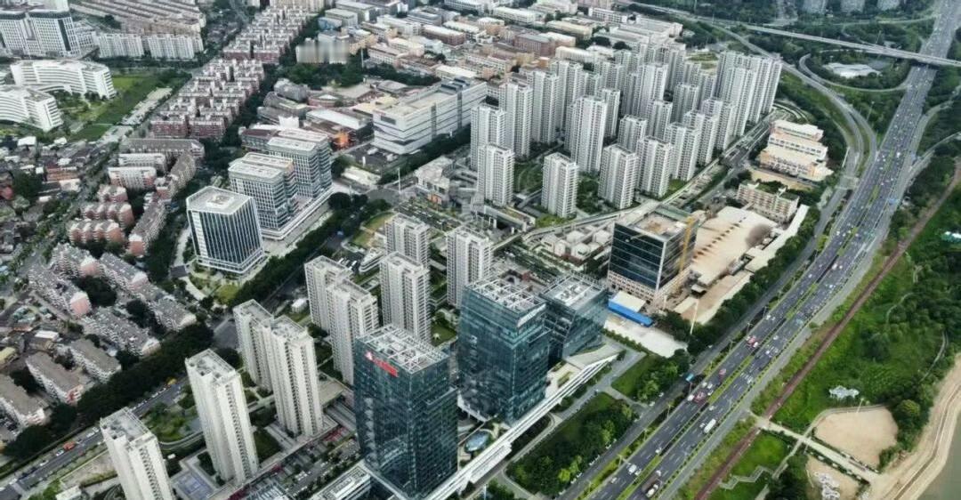 福州最震项目-万科城市之光项目顺利通过竣工验收。项目位于福州市仓山区金山核心区，